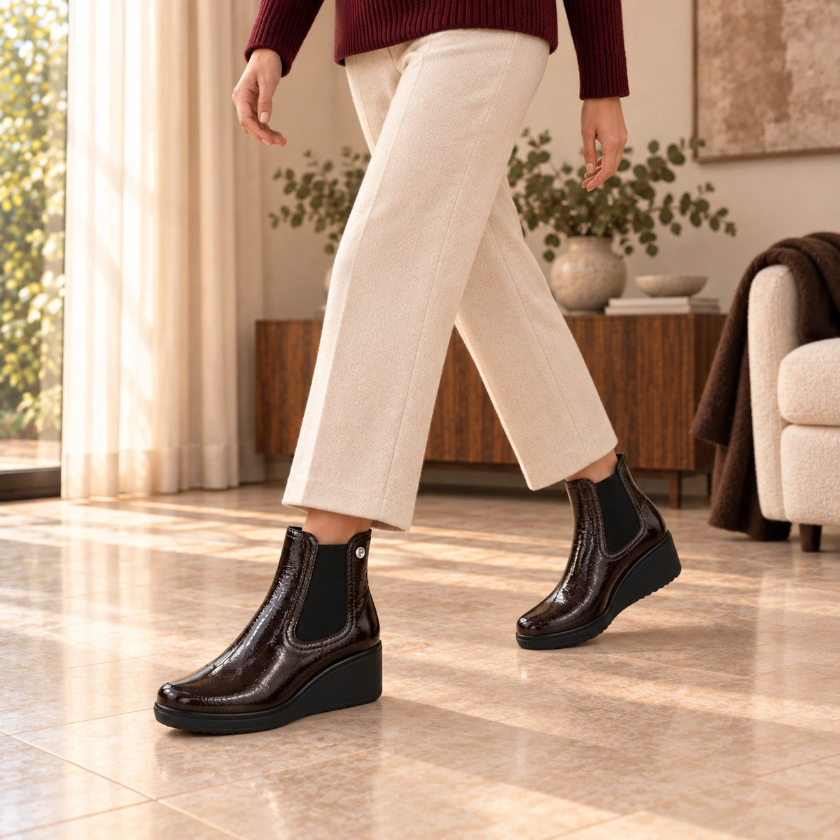 Campaña FW26: botines Pitillos 020536 color marrón, con pantalón claro y suéter vino.