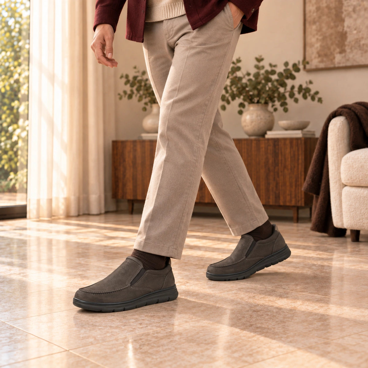 Campaña FW26: calzado de caballero Biorelax-IMAC 202221 color café, con pantalón beige.